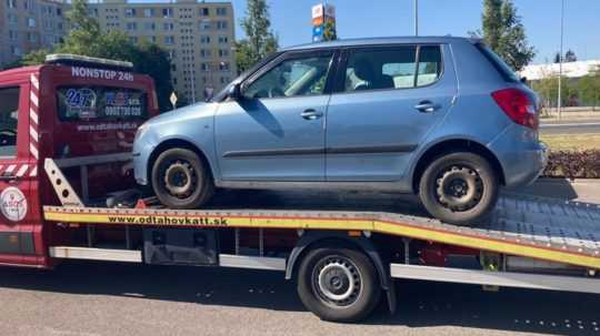 Na snímke berie odťahová služba auto, ktorého vodička mala vypité.