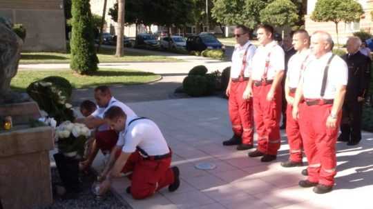 Na snímke baníci, ktorí si uctili pamiatku zosnulých z banského nešťastia.