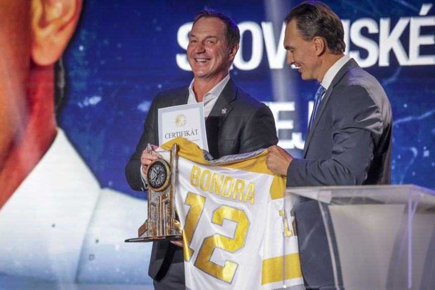 Na snímke vpravo prezident Slovenského zväzu ľadového hokeja (SZĽH) Miroslav Šatan a vľavo bývalý hokejista Peter Bondra.