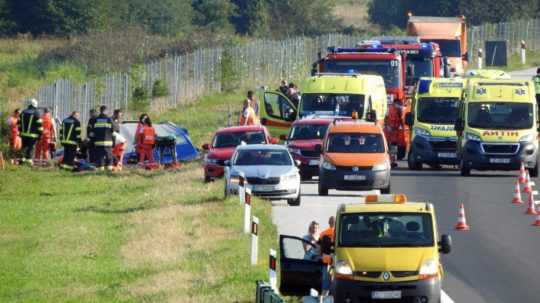 Záchranné zložky zasahujú na mieste dopravnej nehody.