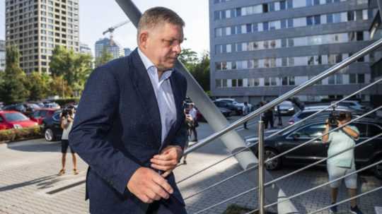 Predseda Smeru-SD Robert Fico prichádza na ministerstvo hospodárstva.