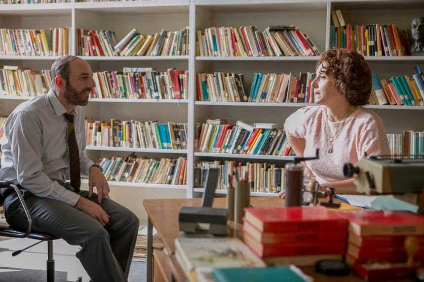 Z&aacute;ber na hercov Csongora Kassaia a Zuzanu Maur&eacute;ry sediacich oproti sebe vo filme Učiteľka