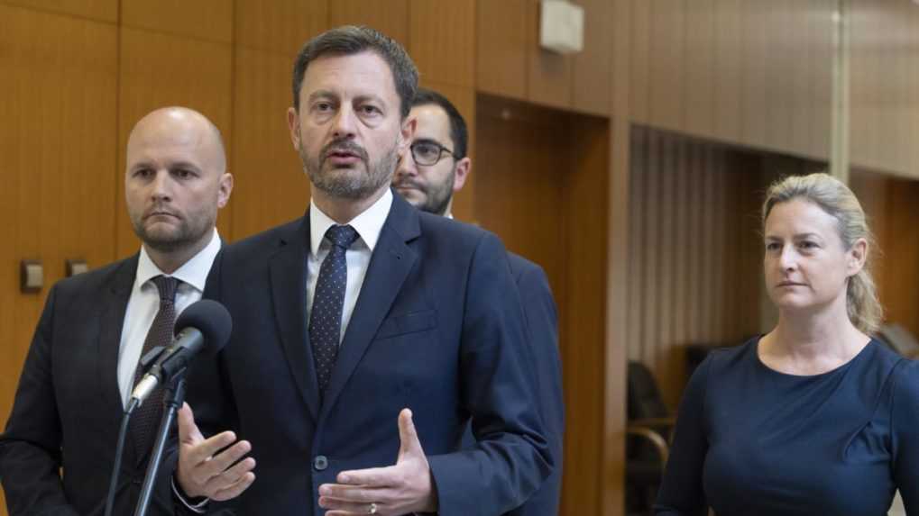 V popredí premiér Eduard Heger (OĽANO) pred rokovaním vlády.