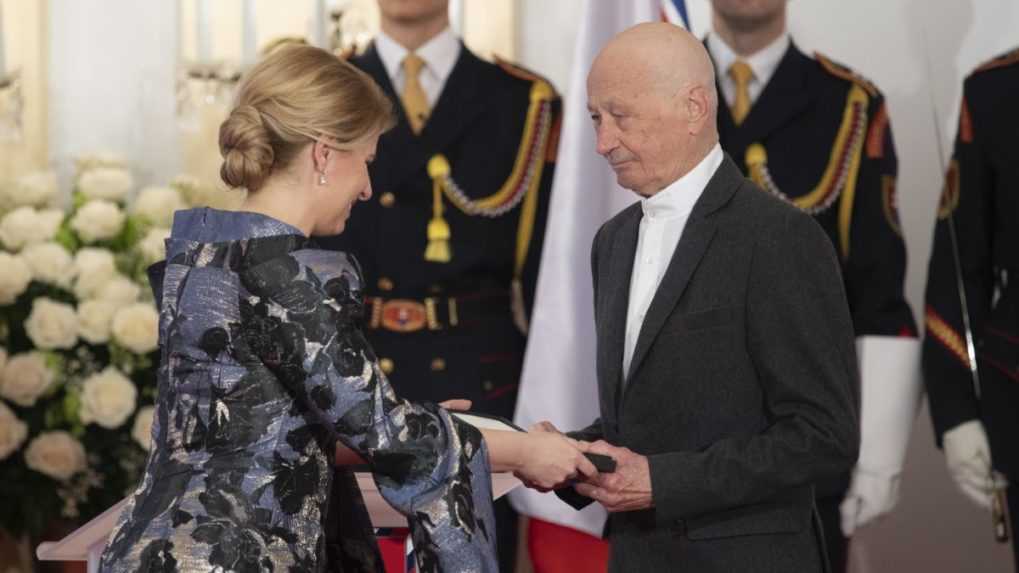 Na sn&iacute;mke vľavo prezidentka SR Zuzana Čaputov&aacute;, vpravo Igor Luther si preber&aacute; vyznamenanie Pribinov kr&iacute;ž I. triedy počas sl&aacute;vnostn&eacute;ho ceremoni&aacute;lu udeľovania &scaron;t&aacute;tnych vyznamenan&iacute;.