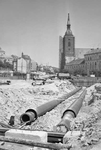 Výstavba bratislavského Mosta SNP (1970).