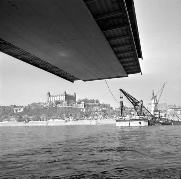 Výstavba bratislavského Mosta SNP (1970).