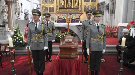 stráž stojí pri rakve s telom kardinála Tomka