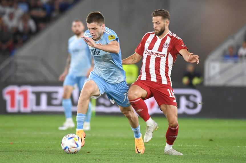 Na snímke sprava Philip Zinckernagel (Olympiakos) a Giorgi Čakvetadze (Slovan).