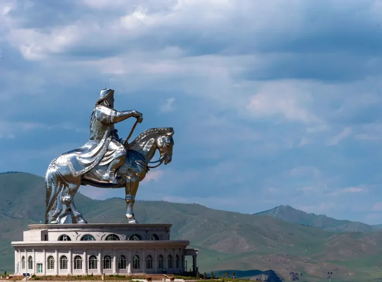socha Džingischána, najväčšia jazdecká socha na svete, v Tsonjin Boldog, neďaleko Ulan Baatoru