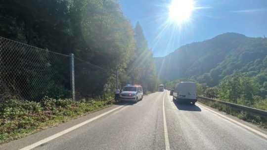 Na snímke policajné auto na ceste pod Strečnomfaceb