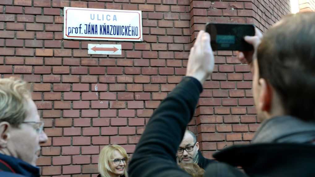 Tabuľa s názvom Ulica prof. Jána Kňazovického
