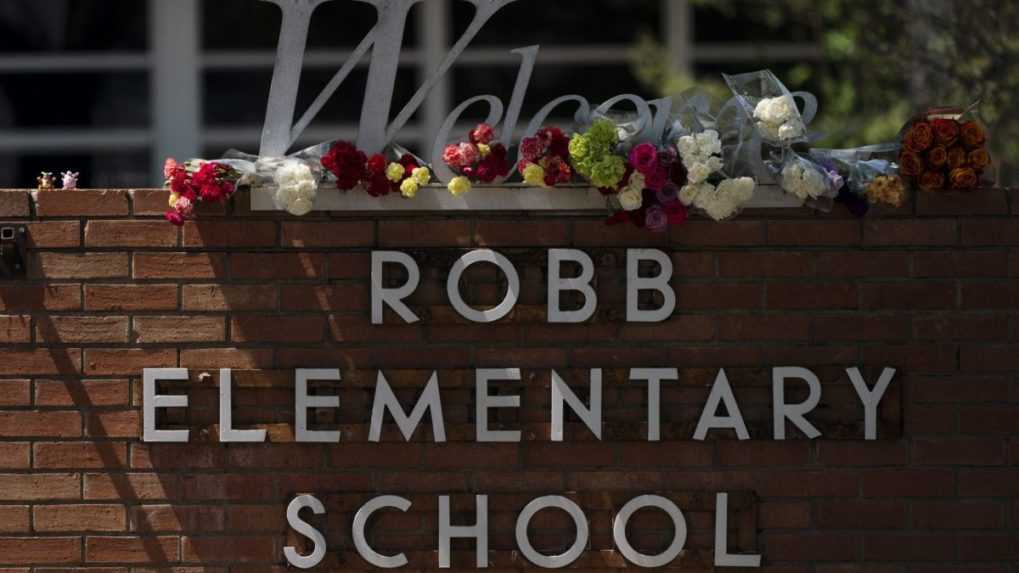 Kvety pred vstupom do z&aacute;kladnej &scaron;koly v meste Uvalde v americkom &scaron;t&aacute;te Texas.