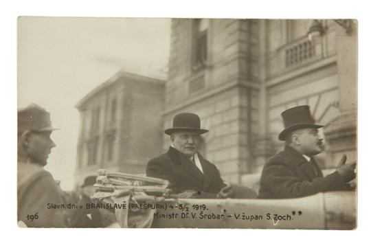 Na dobovej fotografii politik a lekár Vavro Šrobár v koči.