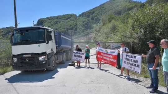 Na snímke protestujúci pri výstavbe tunela Višňové.