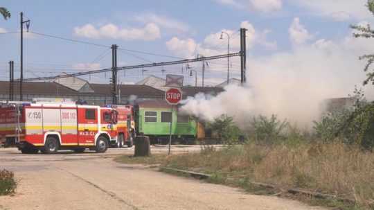 Na snímke horiace vagóny osobného vlaku.