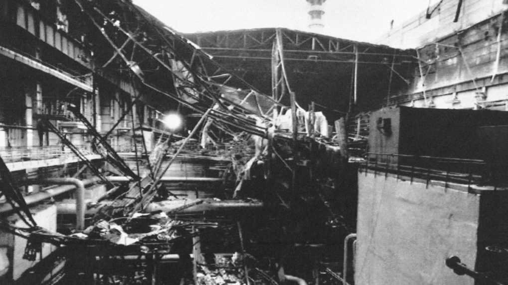 Na archívnej snímke z 13. októbra 1991 je časť zrútenej strechy černobyľskej jadrovej elektrárne.