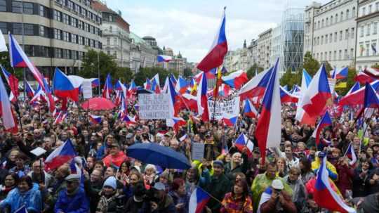 Demonštranti protestujú proti vláde Petra Fialu na Václavskom námestí v Prahe.