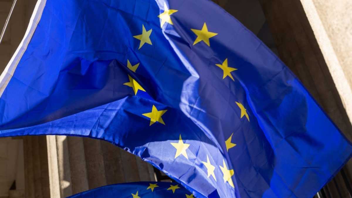 E&Uacute; je neschopn&aacute; prij&iacute;mať jednotn&eacute; rozhodnutia. Syst&eacute;mov&aacute; paral&yacute;za podnecuje v&yacute;zvy na z&aacute;sadn&uacute; reformu, p&iacute;&scaron;e Politico