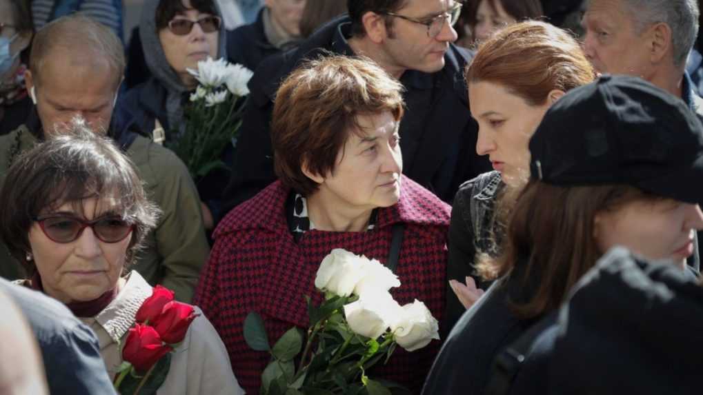 Dav ľudí s kvetinami.