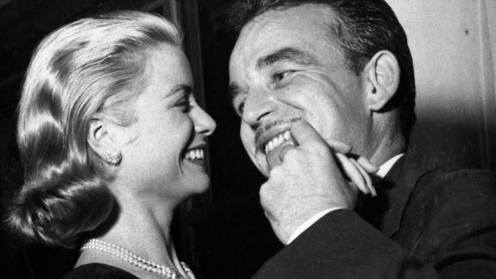 Na archívnej snímke z roku 1956 monacká kňažná Grace Kellyová a jej manžel knieža Rainier III.