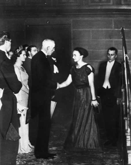 Na fotografii Irene Joliotov&aacute;-Curieov&aacute; a &scaron;v&eacute;dsky kr&aacute;ľ Gustav.