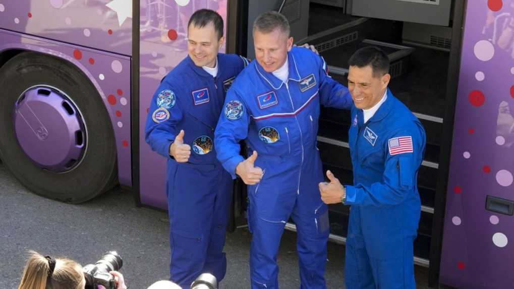 Na snímke členovia posádky pred štartom na Medzinárodnú vesmírnu stanicu.