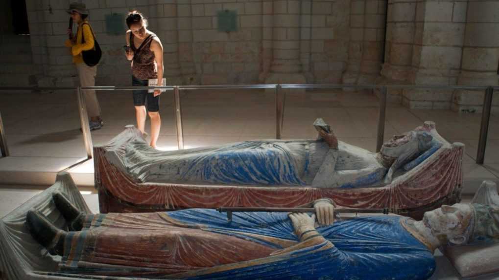 Hrobka anglického kráľa Richarda I. Levie srdce a jeho matky Eleonóry Akvitánskej.