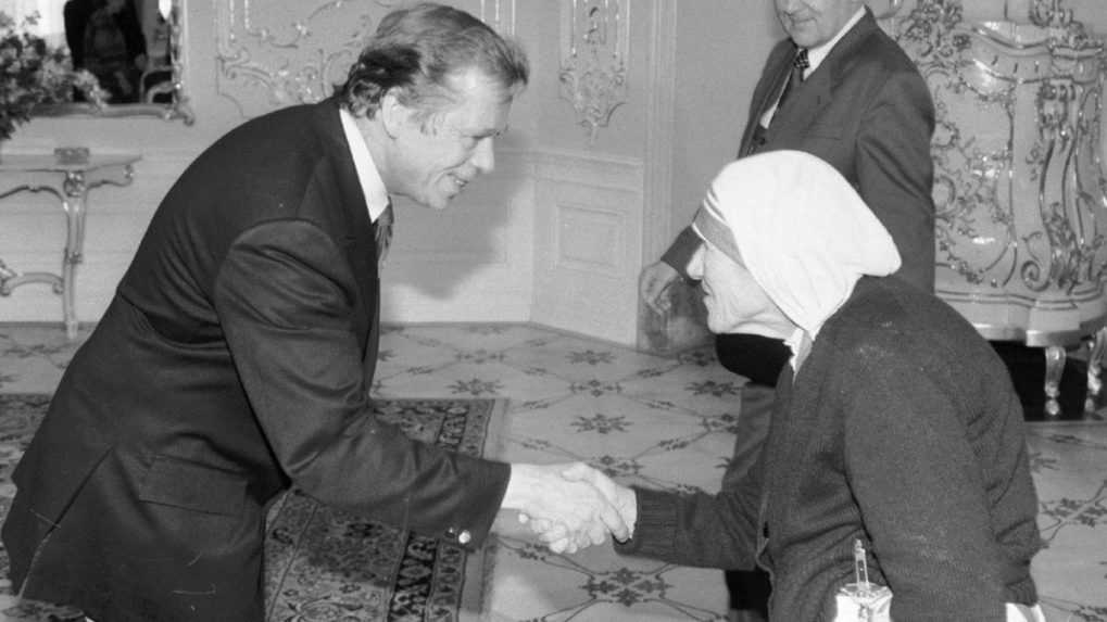 Český exprezident Václav Havel prijal na Pražskom hrade nositeľku Nobelovej ceny za mier Matku Terezu z Kalkaty.