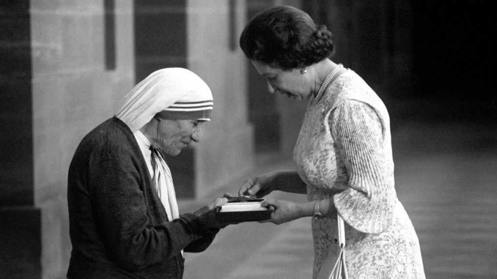 Matka Tereza sa stretla v roku 1983 aj britskou kráľovnou Alžbetou II.