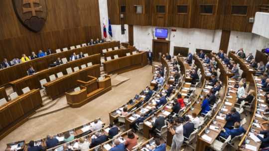 Na snímke poslanci Národnej rady SR v rokovacej miestnosti počas schôdze parlamentu.