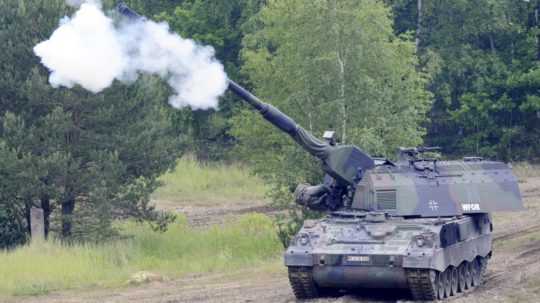 Na archívnej snímke samohybná húfnica typu Panzerhaubitze 2000.