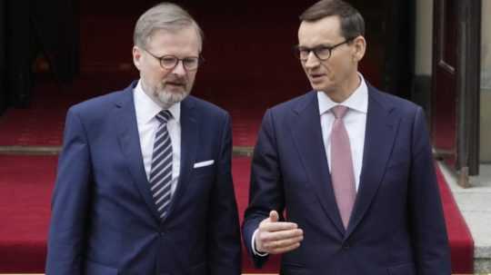 Na snímke sprava poľský premiér Mateusz Morawiecki a český predseda vlády Petr Fiala.