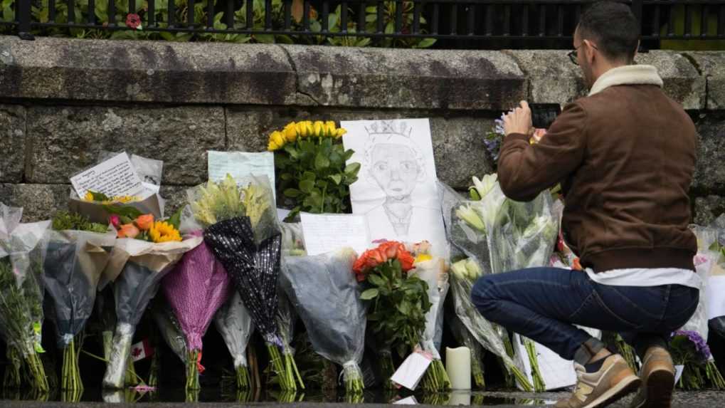 Trúchlenie nad rakvou kráľovnej začne v Škótsku, pohreb bude vo Westminsteri