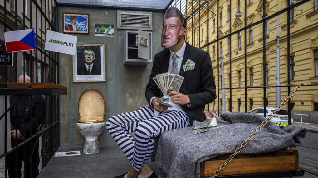 Improvizovaná väzenská cela pred Mestským súdom v Prahe, kde sa začína pojednávanie s Andrejom Babišom v kauze Čapí hnízdo.