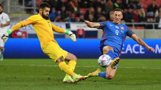 Na snímke sprava Róbert Boženík (Slovensko) a azerbajdžanský brankár Shakhrudin Magomedalijev.