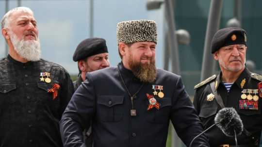 Čečenský vodca Ramzan Kadyrov (uprostred).