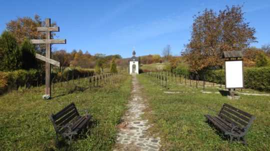 Pohľad na cintorín padlých ruských vojakov v prvej svetovej vojne v obci Ladomirová pred rekonštrukciou.