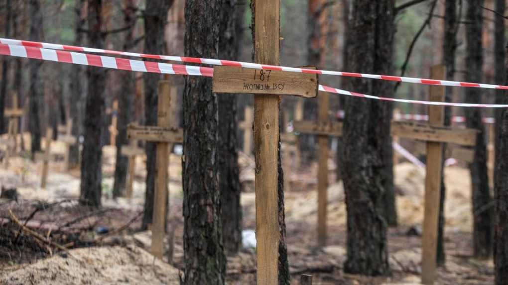 Na oslobodených územiach v Charkovskej oblasti exhumovali už stovky tiel