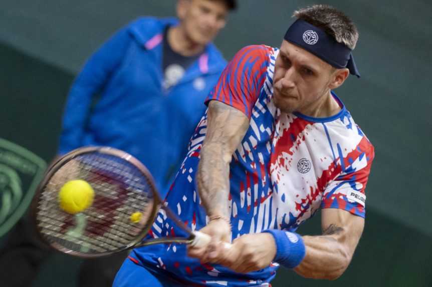 Na snímke slovenský tenista Alex Molèan odvracia úder Mariusa Copila z Rumunska v dueli 1. svetovej skupiny Davisovho pohára Slovensko - Rumunsko v bratislavskom NTC.