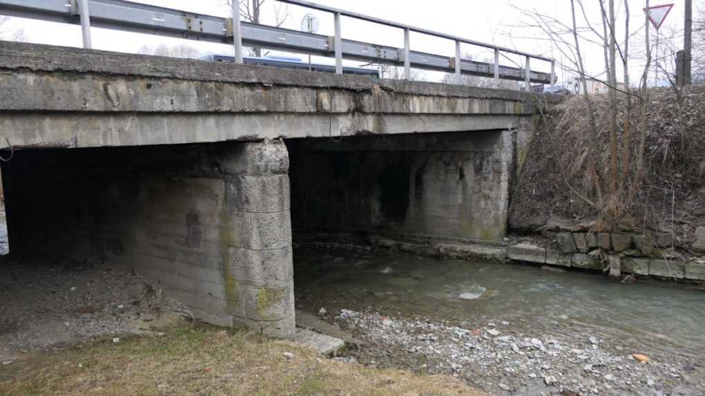 Na snímke mostný v obci Radoľa pred rekonštrukciou.