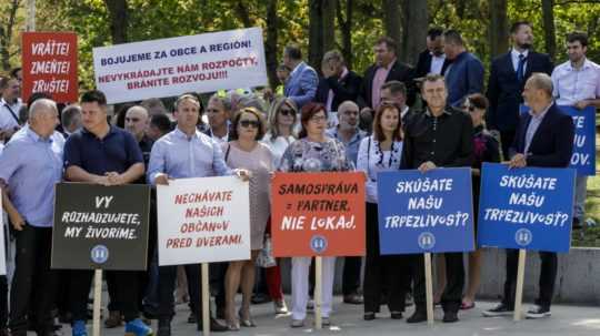 Na fotografii protest pred úradom vlády.