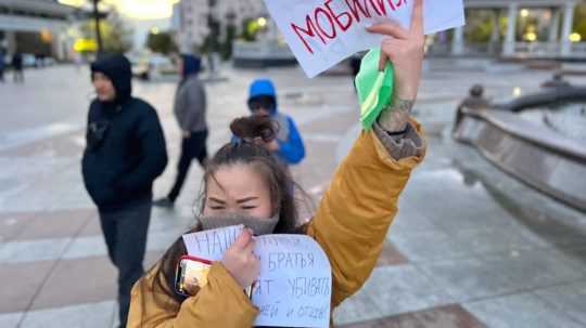 Protestujúca proti vojne na Ukrajine s papierom, na ktorom sa píše "nie mobilizácii".