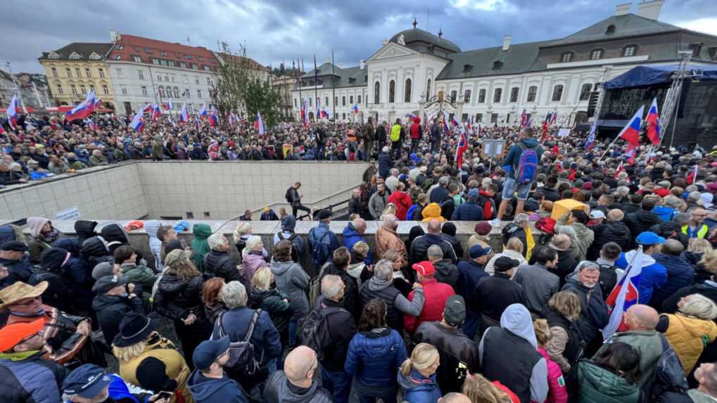 Hodžovo námestie zaplnili ľudia protestujúci proti zdražovaniu a vláde