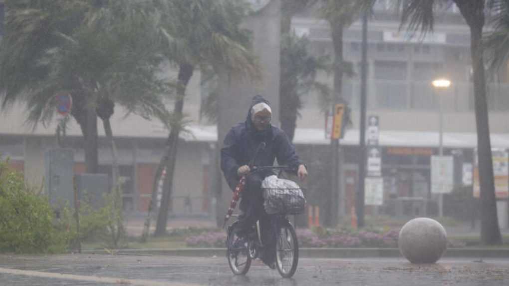 Tajfún zasiahol juhozápad Japonska. Zranenia utrpelo 60 ľudí