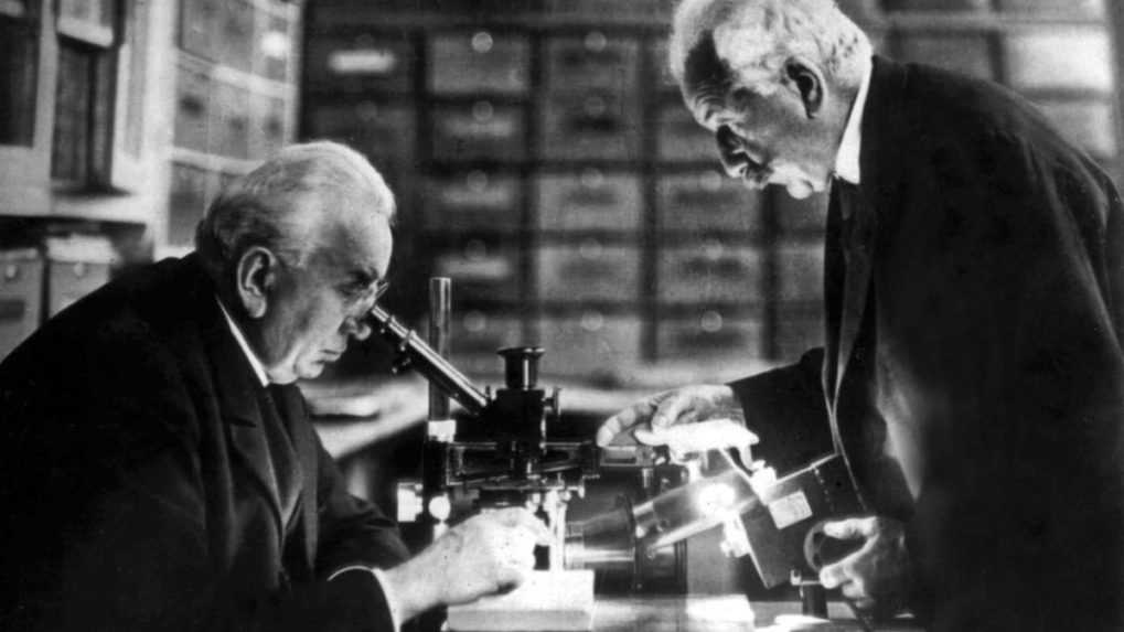 Na snímke bratia Louis (vľavo) a Auguste Lumiérovci.