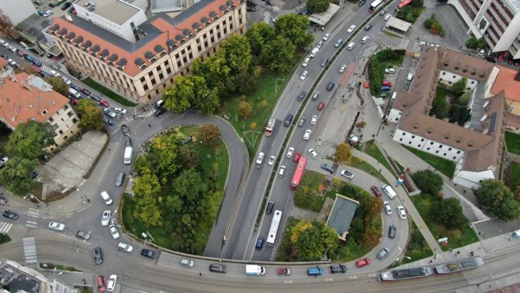 Tragická nehoda na Zochovej mala viesť k zmenám na Staromestskej ulici. Aj trištvrte roka po však takmer všetko zostáva po starom