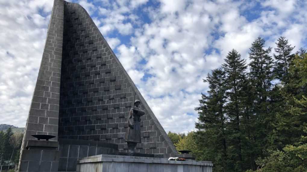 Na sníme je pamätník na Dukle.