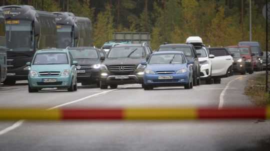 Autá a autobusy čakajú na hraničnom priechode Vaalimaa medzi Fínskom a Ruskom.