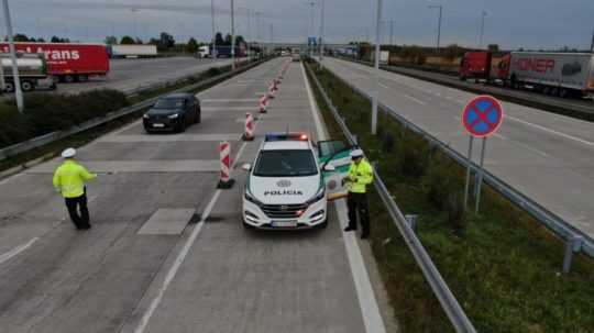 Na snímke policajná hliadka.