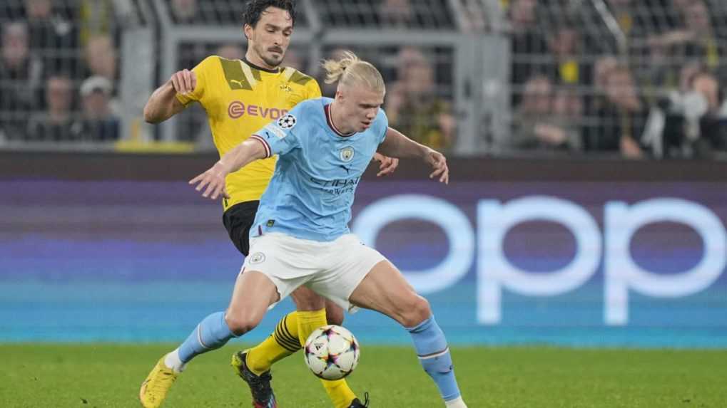 Na snímke sprava futbalista Manchestru City Erling Haaland a hráč Borussie Dortmund Mats Hummels.